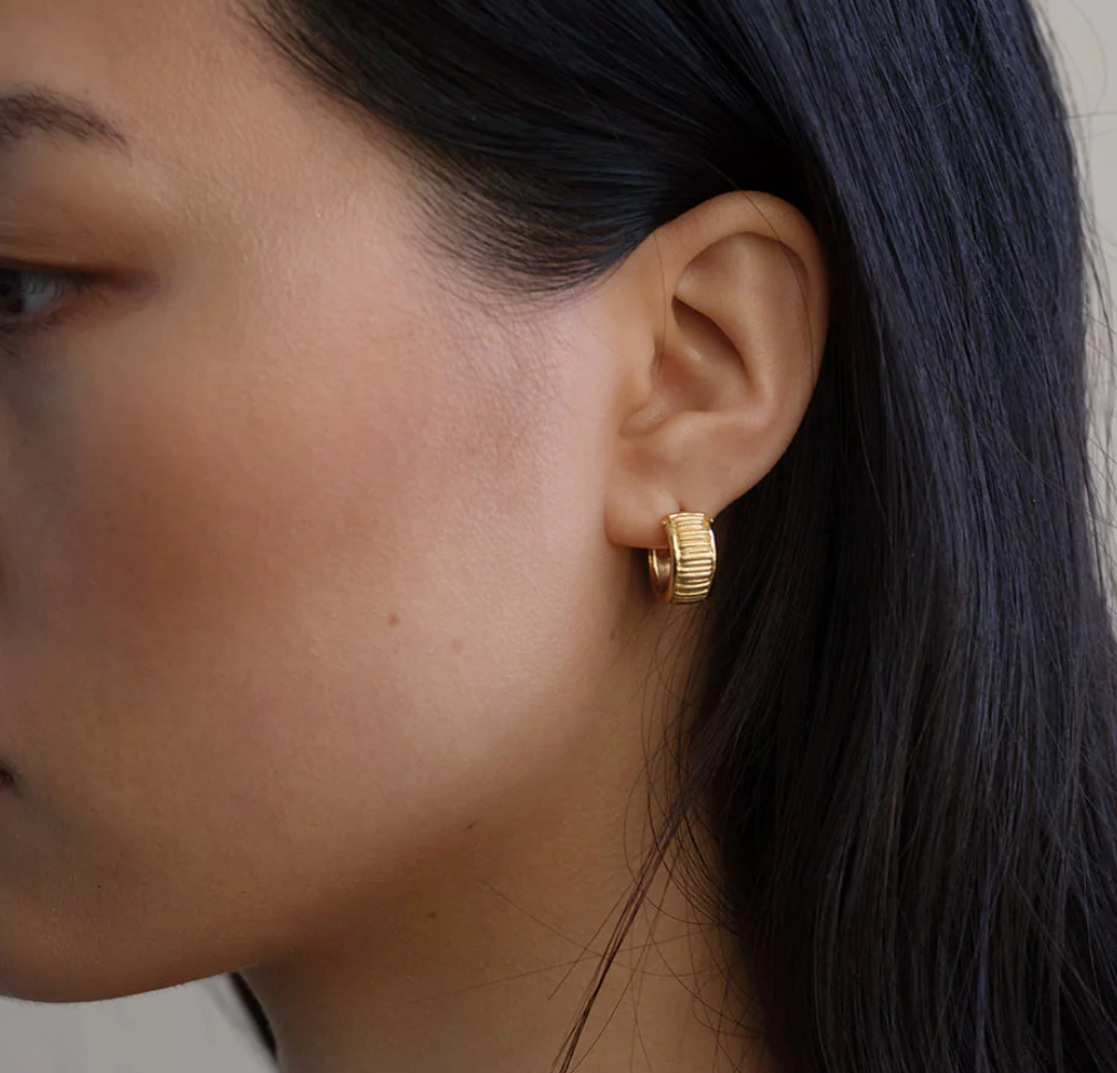 Arete Wide Huggie Earrings - 18k Gold Vermeil | Temple Of
